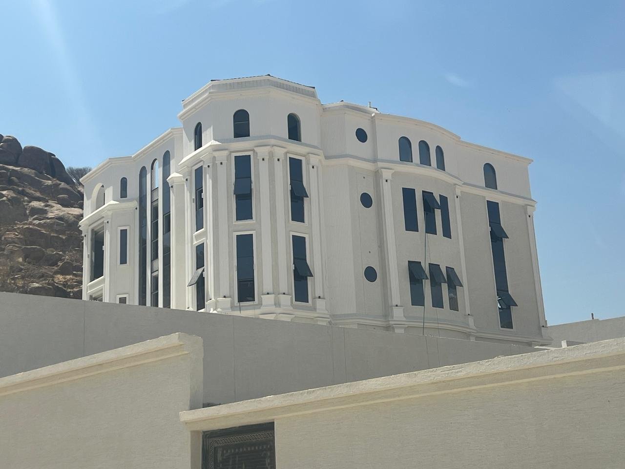 جودة عالية في تنفيذ وتشطيب واجهات GRC